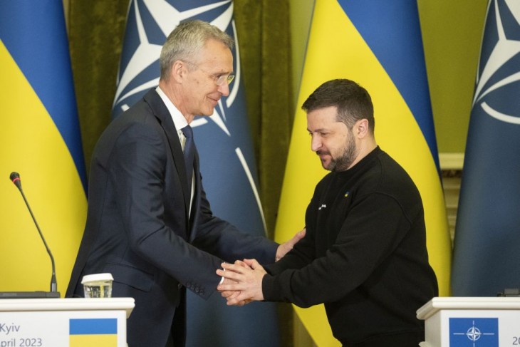 Jens Stoltenberg, a NATO főtitkára és Volodimir Zelenszkij ukrán elnök kijevi sajtóértekezletén 2023. április 20-án, az Ukrajna elleni orosz háború alatt. Fotó: MTI/AP/Efrem Lukackij
