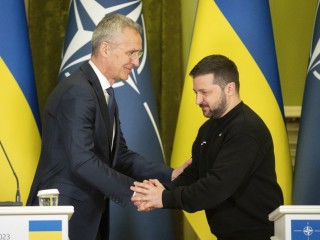 Jens Stoltenberg, a NATO főtitkára és Volodimir Zelenszkij ukrán elnök kijevi sajtóértekezletén 2023. április 20-án, az Ukrajna elleni orosz háború alatt. Fotó: MTI/AP/Efrem Lukackij