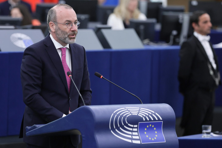 Manfred Weber, az Európai Néppárt (EPP) elnöke felszólal az Európai Parlament plenáris ülésén Strasbourgban 2025. március 11-én. 