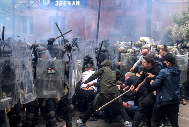 A KFOR katonái csapnak össze a helyi szerbekkel a koszovói Zvecanban     2023. május 29-én. Fotó: EPA/GEORGI LICOVSKI