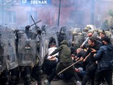 A KFOR katonái csapnak össze a helyi szerbekkel a koszovói Zvecanban     2023. május 29-én. Fotó: EPA/GEORGI LICOVSKI
