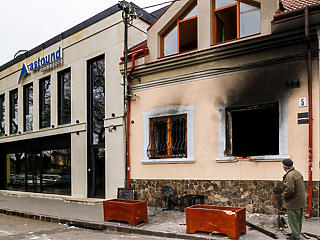 Felgyújtották a magyarok irodáját: Szijjártó bekérette a nagykövetet 