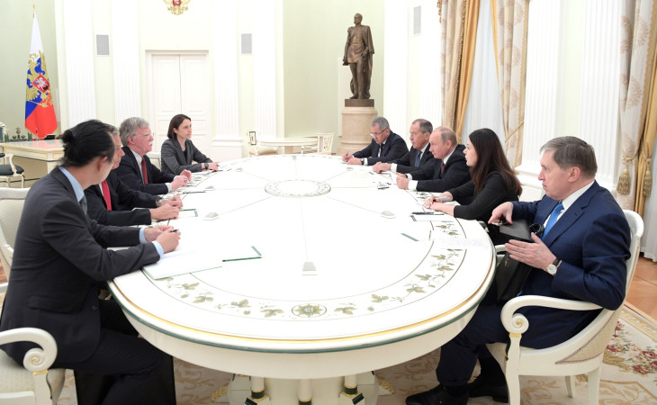 Fiona Hill általában érti, miről is beszél Putyin - a képen az asztal bal oldalának túlsó végén, John Bolton akkori nemzetgazdasági tanácsadó mellett figyeli az orosz elnök szavait egy 2018-as moszkvai találkozón