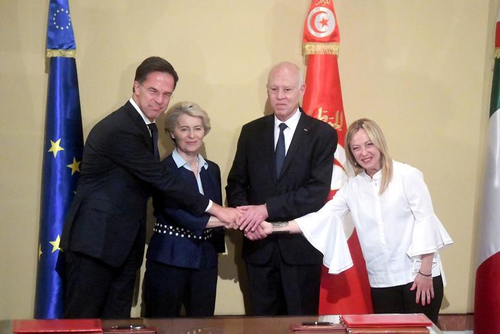 Kezet ráztak az egyezményre, de igazán csak egyvalakinek lett volna oka mosolyogni: Mark Rutte, Ursula von der Leyen, Kais Saied és Giorgia Meloni Tuniszban 2023. július 16-án. Fotó: EPA/TUNISIA PRESIDENCY