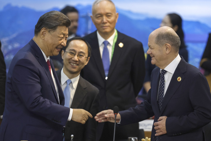 Hszi Csin-ping kínai elnök (b) és Olaf Scholz német kancellár (j) a világ 19 legfejlettebb gazdaságú és vezető feltörekvő országát, valamint az Európai Uniót tömörítő húszas csoport, a G20 Rio de Janeiró-i csúcstalálkozóján 2024. november 18-án. 