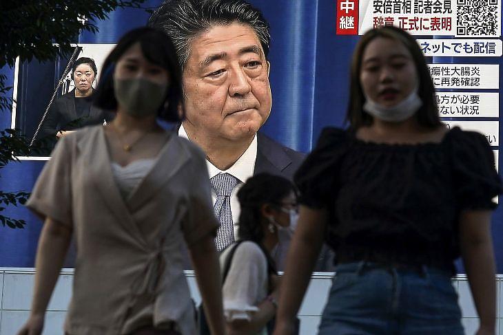 Tokió Sindzsuku negyede 2020. augusztus 28-án. A háttérben lévő képernyőn Abe Sinzó miniszterelnök éppen bejelenti lemondását. EPA/KIMIMASA MAYAMA