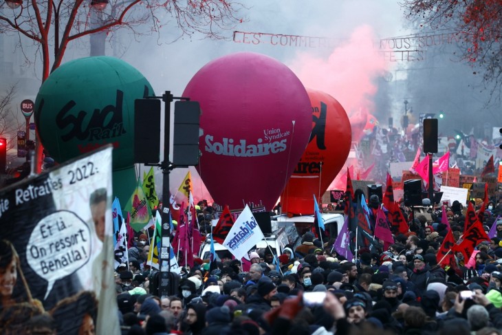 Így tiltakoztak a nyugdíjreform ellen. Fotó: EPA/Yoan Valat