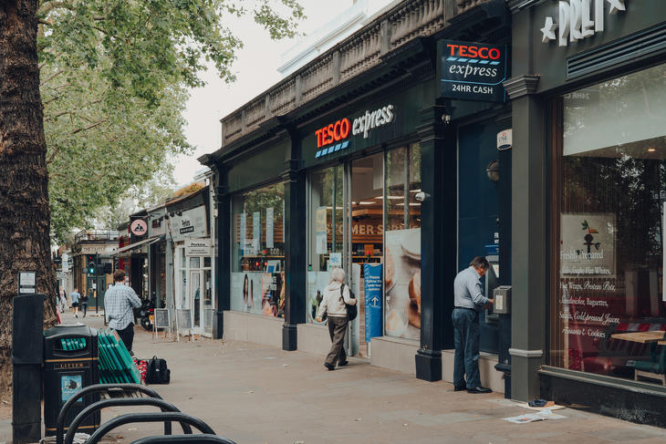 Kivételes cserét kínál a Tesco, nagyágyúval szövetkezik a brit boltlánc