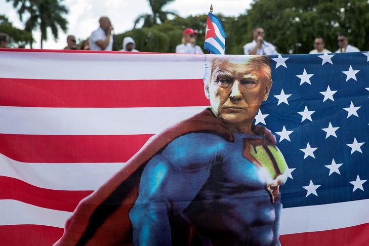 Trump, a Superman: zászló egy republikánus kampányrendezvényen Miamiban 2022. november 6-án. Fotó: EPA/CRISTOBAL HERRERA-ULASHKEVICH