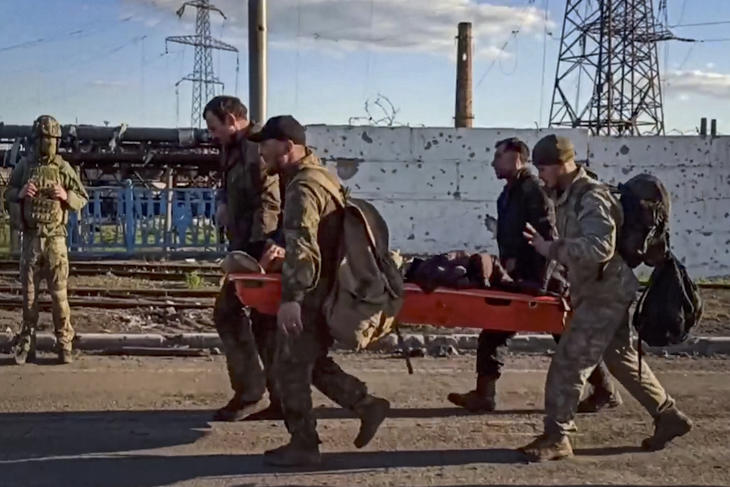 Az orosz védelmi minisztérium sajtószolgálata által videófelvételről készített képen ukrán katonák viszik sebesült társukat a mariupoli Azovsztal acélmű területén 2022. május 17-én. A nap folyamán több mint 260 ukrán harcos - sokan közülük sebesültek - hagyhatta el az acélmű területét. Fotó: MTI/EPA/Orosz védelmi minisztérium sajtószolgálata 