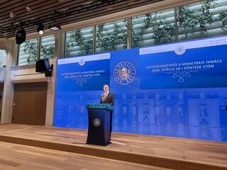 Záporoztak az új kormánnyal és az euróval kapcsolatos kérdések Varga Mihály felé