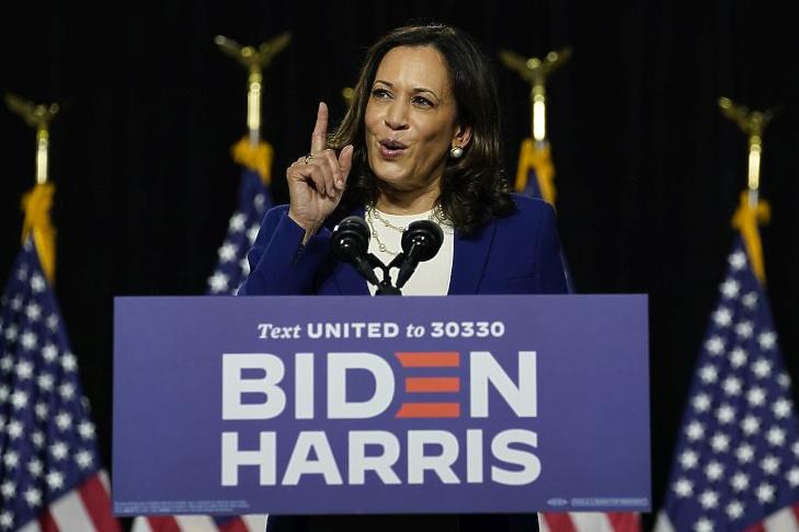 Kamala Harris kaliforniai szenátor, Joe Bidennek, a demokraták várható elnökjelöltjének alelnökjelöltje a Delaware állambeli Wilmingtonban tartott kampányrendezvényen 2020. augusztus 12-én. (Fotó: MTI/AP/Carolyn Kaster)