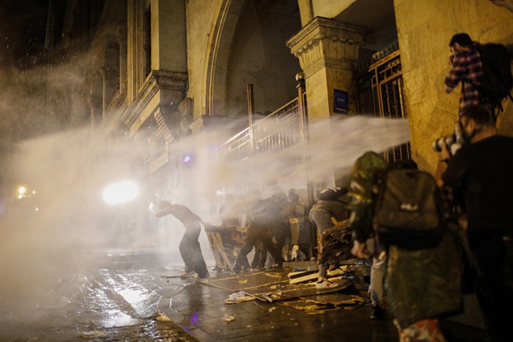 Az úgynevezett külföldiügynök-törvényt ellenzők megrohamozzák a parlament épületét Tbilisziben 2024. május 1-jén este, miután a javaslatot második olvasatban is elfogadta a georgiai törvényhozás. A hatóságok vízágyúkat, könnygázt, gumilövedékeket vetettek be tömegoszlatásra 