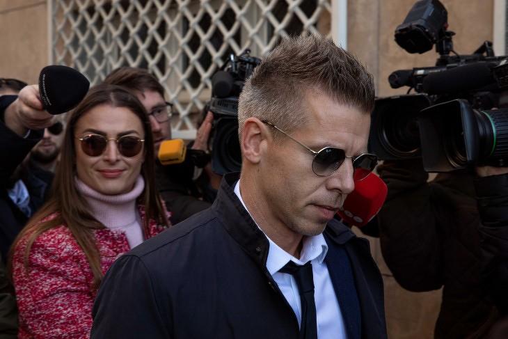 Magyar Péter az ügyészségen, itt nézheti