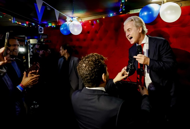 Ezt nektek? Geert Wilders, a jobboldali Szabadságpárt (PVV) vezetője nyilatkozik a sajtó képviselőinek a holland előrehozott parlamenti választások estéjén, 2023. november 22-én Scheveningenben. A párt a csatát megnyerte, de a kormányalakításért zajló küzdelemben elbukhat. MTI/EPA/ANP/Remko De Waal 