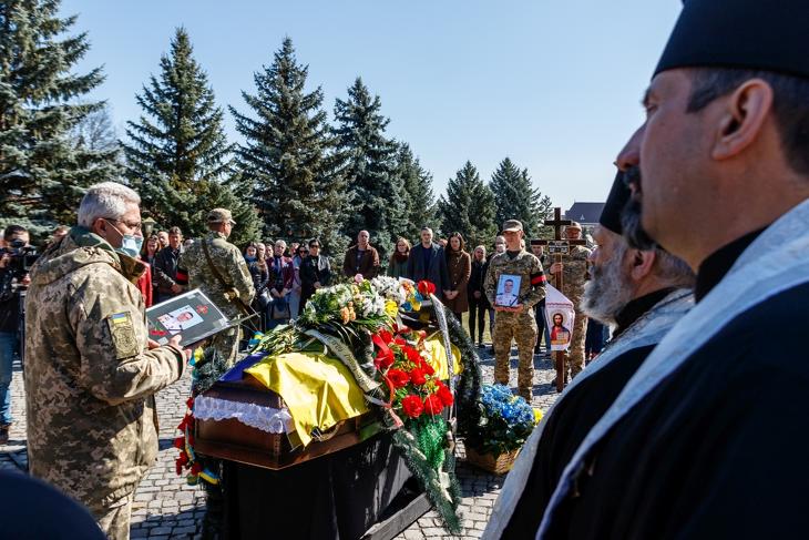 A 29 évesen elhunyt Kis Sándor temetése Ungváron, 2022. március 23-án. A kárpátaljai katonával egy orosz rakétatámadás végzett. Fotó: Nemes János / Unian