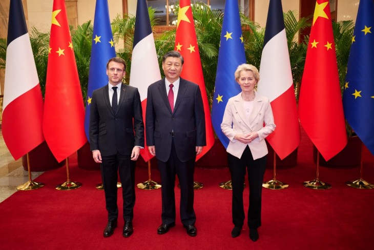 Emmanuel Macron francia elnök, Hszi Csin-ping kínai elnök és Ursula von der Leyen, az Európai Bizottság szóvivője – az EU már nem csak védekezik. Fotó: Facebook/Európai Bizottság 