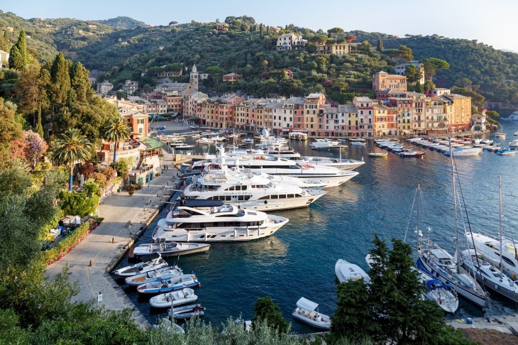 Portofino kikötője a Ligur-tengernél. Ez a környék is fellendülőben van, a befektetők szívesen vesznek itt lakást. Fotó: pixabay