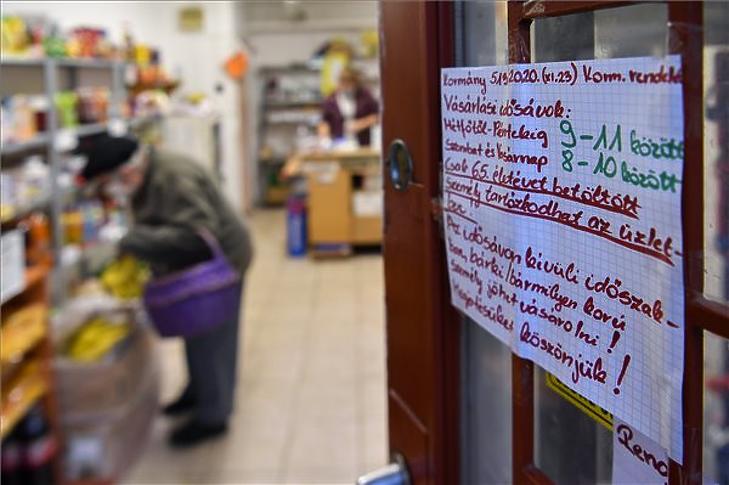 Vásárlási idősávról tájékoztató felirat egy élelmiszerüzlet ajtaján Debrecenben 2020. november 24-én. Ideiglenesen felfüggesztve.(Fotó: MTI/Czeglédi Zsolt) 