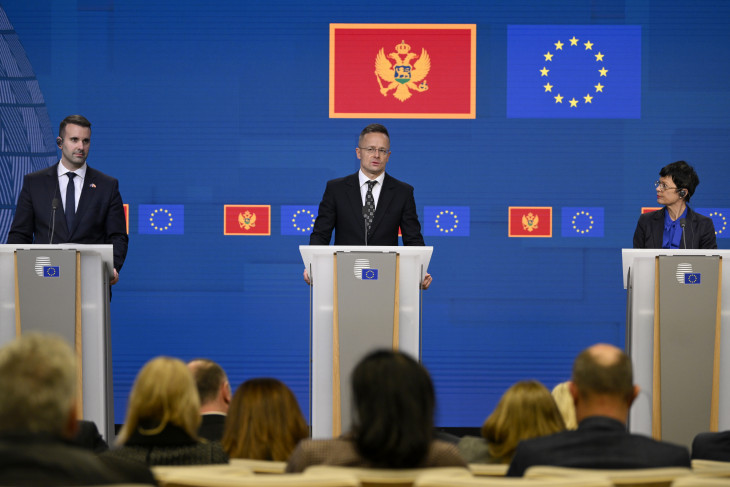 Hazánk kiáll Montenegró mielőbbi tagsága mellett. Milojko Spajic montenegrói miniszterelnök, Szijjártó Péter külgazdasági és külügyminiszter és Marta Kos, az Európai Bizottság szomszédságpolitikáért és bővítésért felelős biztosa az EU-Montenegró kormányközi konferencia után tartott sajtótájékoztatón Brüsszelben 2024. december 16-án.