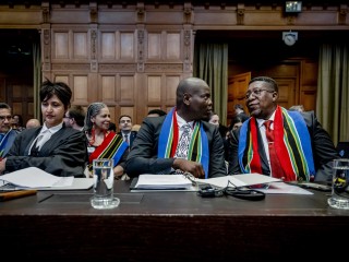 A dél-afrikai küldöttség a Nemzetközi Bíróságon Hágában 2024. január 11-én. Fotó: EPA/REMKO DE WAAL   