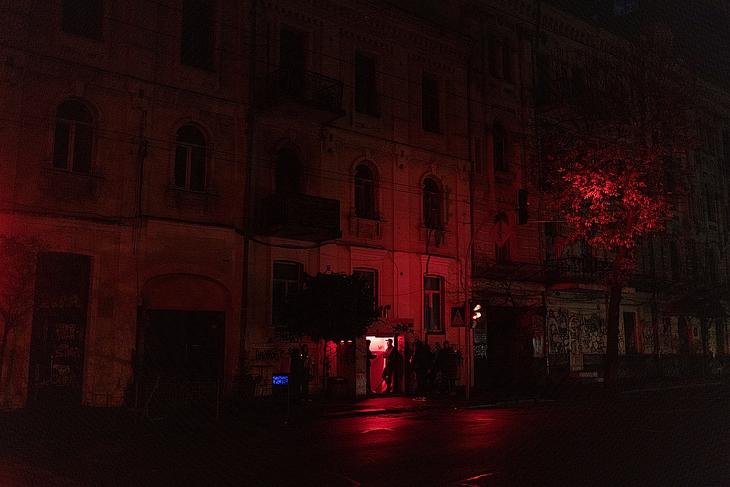 Emberek egy sötét kijevi utcán. Fotó: EPA/ROMAN PILIPEY