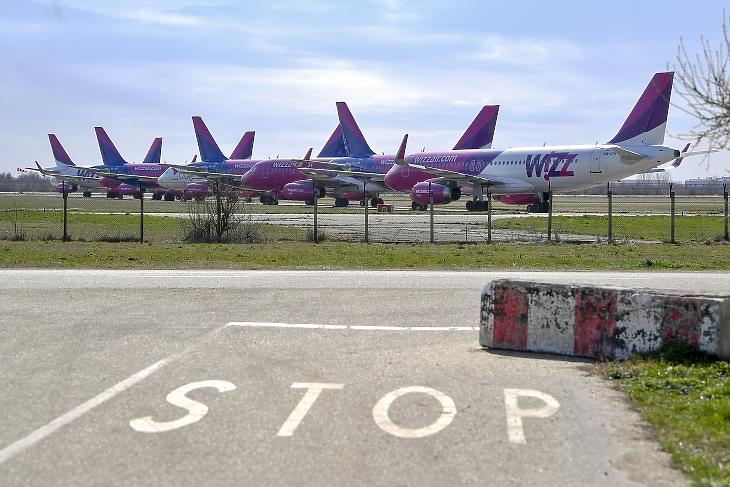 Tavasszal így parkoltak a járvány miatt a repülőgépek Debrecenben (fotó: MTI/Czeglédi Zsolt)