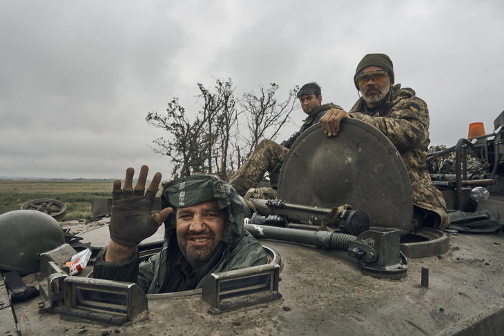 Kinek köszönhetik? Ukrán katonák egy harcjárművön a szeptemberi ellentámadás felszabadított területek egyikén a kelet-ukrajnai Harkiv megyében 2022. szeptember 12-én. Fotó_ MTI/AP/Kosztyantin Liberov 