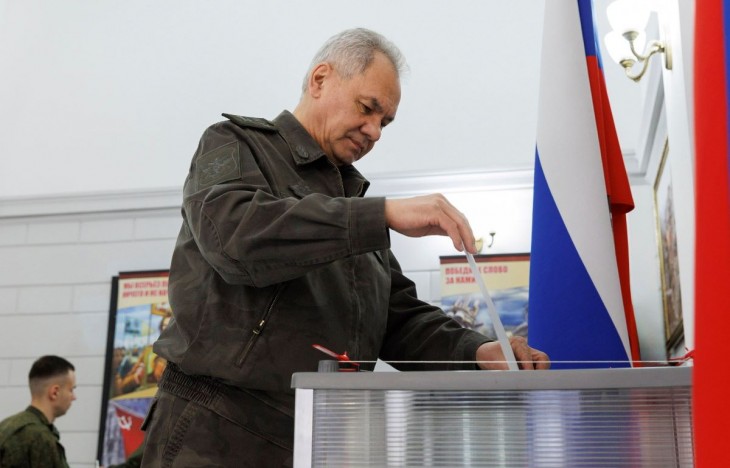 Az orosz védelmi minisztérium sajtószolgálatának felvételén Szergej Sojgu orosz védelmi miniszter leadja szavazatát a déli katonai körzet egyik szavazóhelyiségében a háromnapos orosz elnökválasztás első napján, 2024. március 15-én. Oroszországban hat évre választják meg az ország legfontosabb közjogi méltóságát. Fotó: MTI/EPA/Orosz védelmi minisztérium sajtószolgálata