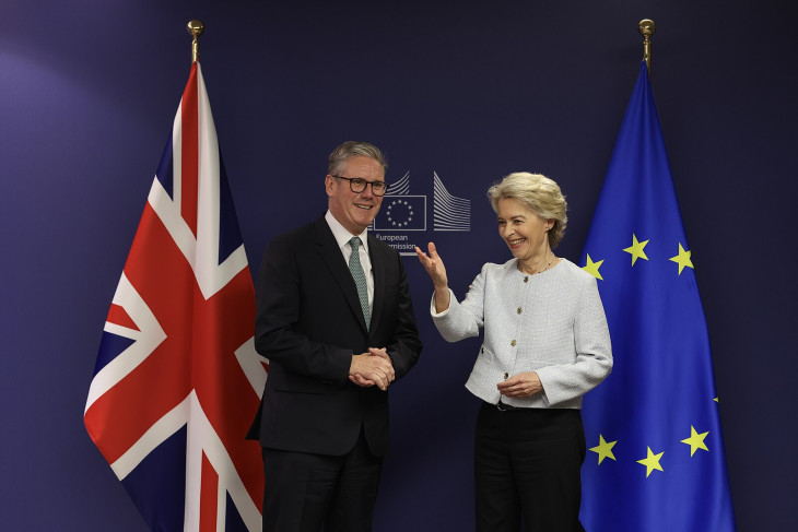 Keir Starmer brit miniszterelnök a legjelentősebb diplomáciai események helyszínéül szolgáló londoni Lancaster House-ban fogadja Ursula von der Leyent