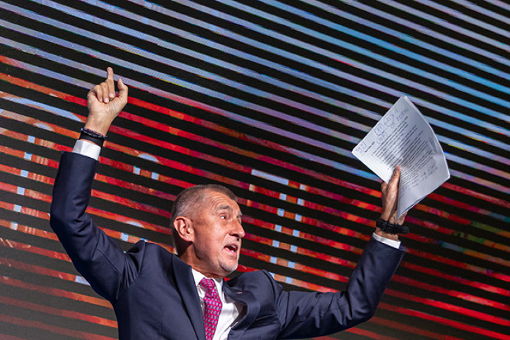 Andrej Babis korábbi cseh miniszterelnök, az ellenzéki Elégedetlen Polgárok Akciója (ANO) mozgalom elnöke bejelenti az ANO választási győzelmét a párt prágai kampányközpontjában 2025. október 4-én