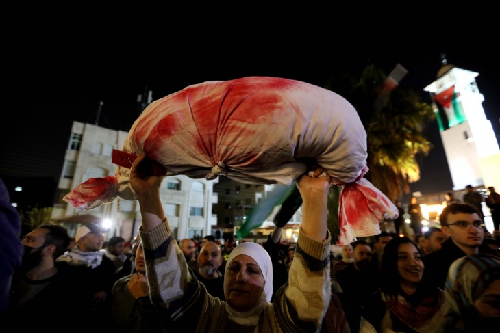 Izrael gázai vérontása ellen tüntető demonstrálók Jordánia fővárosában, Ammanban 2024. március 27-én