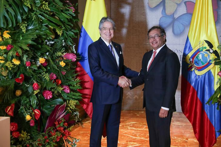 Guillermo Lasso Mendoza ecuadori elnök (balra) köszönti megválasztott, de még hivatalba nem lépett kollégáját, Gustavo Petrót 2022. augusztus 6-án. Fotó: Wikimedia