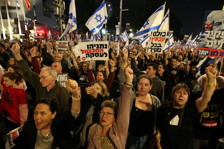 Tüntetés tel-Avivban, ahol a miniszterelnök távozását követelik