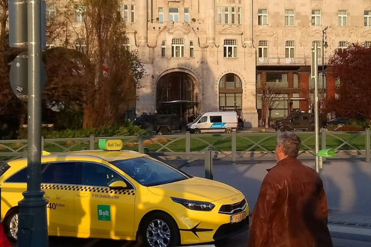 Páncélozott járművek a Gresham-palota előtt   