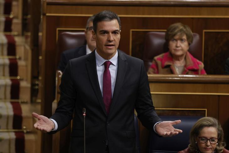 Pedro Sanchez spanyol miniszterelnök tiszta kezeit mutatja