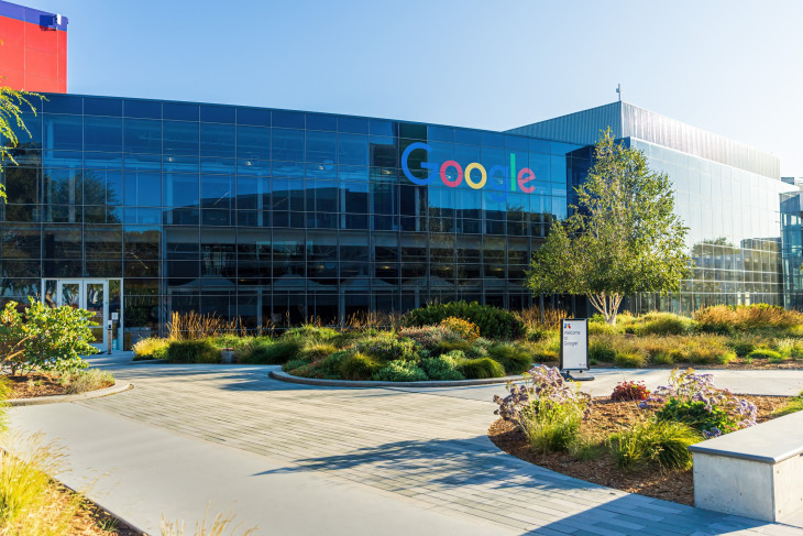 A Google logója a cég központján. Jól indult ez az év a cégnél.