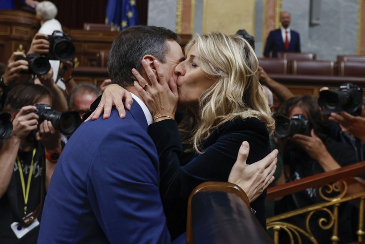 Yolanda Diaz, a koalíciós partner Sumar vezetője gratulál  Pedro Sánchez kormányfőnek, miután újraválasztotta őt a parlament alsóháza 2023. november 16-án. Fotó:  EPA/Juan Carlos Hidalgo  