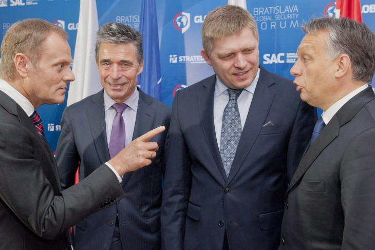 Donald Tusk (balszélen) és Orbán Viktor 2014 májusában Pozsonyban –  nem barátok