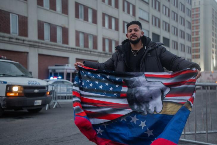 A venezuelai elnök letartóztatását ünneplő férfi az MDC Brooklyn épületénél 