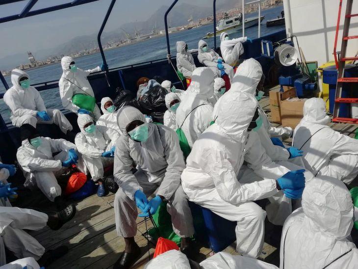 A Földközi-tengerből kimentett bevándorlók egy hajón Palermo közelében. EPA/SALVAMENTO MARITIMO HUMANITARIO