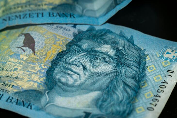 Csúnyán néz ki a forint péntek estére