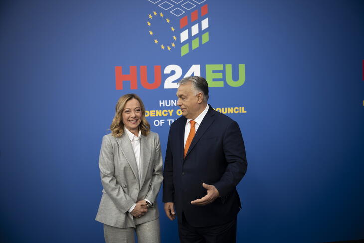 Orbán Viktor miniszterelnök fogadja az Európai Unió állam- és kormányfőinek informális ülésére érkező Giorgia Meloni olasz miniszterelnököt a Puskás Arénában 2024. november 8-án 