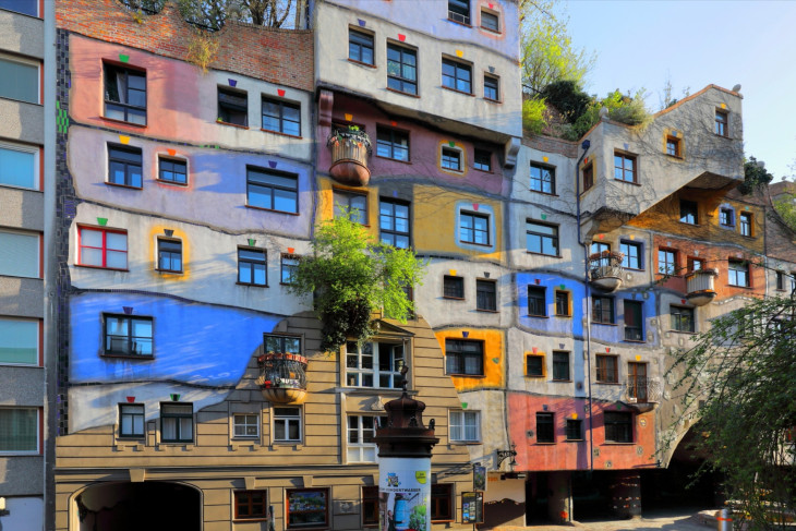 A Hundertwasser Haus színes és vicces