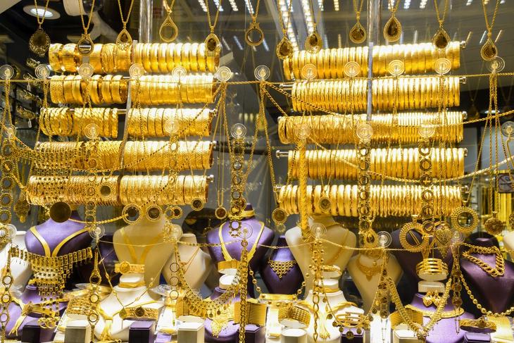 Aranykínálat a híres isztambuli Nagy Bazárban. Fotó: Depositphotos