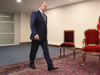 Erdogan édes bosszúja: hagyta 50 másodpercig feszengeni Putyint - videó