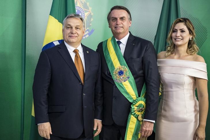 Orbán Viktor, Jair Bolsonaro és felesége, Michelle a brazil elnök beiktatásán 2019. január elsején Brazíliavárosban. (MTI/Miniszterelnöki Sajtóiroda/Szecsődi Balázs)