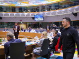 Volodimir Zelenszkij ukrán elnök az Európai Unió rendkívüli csúcstalálkozóján az Európai Tanács brüsszeli épületében 2025. március 6-án. 