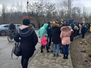 13 ezren érkeztek a magyar határra, a rendőrök tárt karokkal várták őket