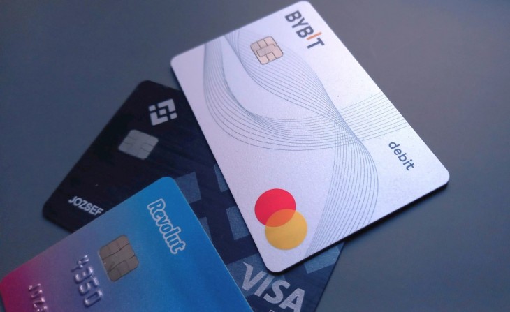 Binance, Bybit és Revolut kártyák. Fotó: Eidenpenz József